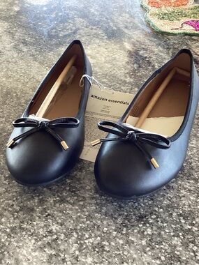 Amazon Essentials Girls' Black Ballet Flats with Bow Detail